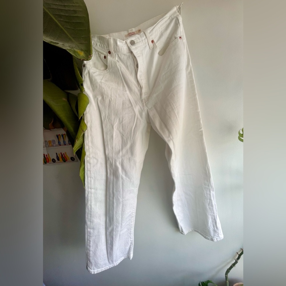 White Levi’s Ribcage Jean